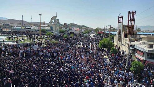 تجمع اعتراضی مردم کازرون در مقابل فرمانداری رژیم